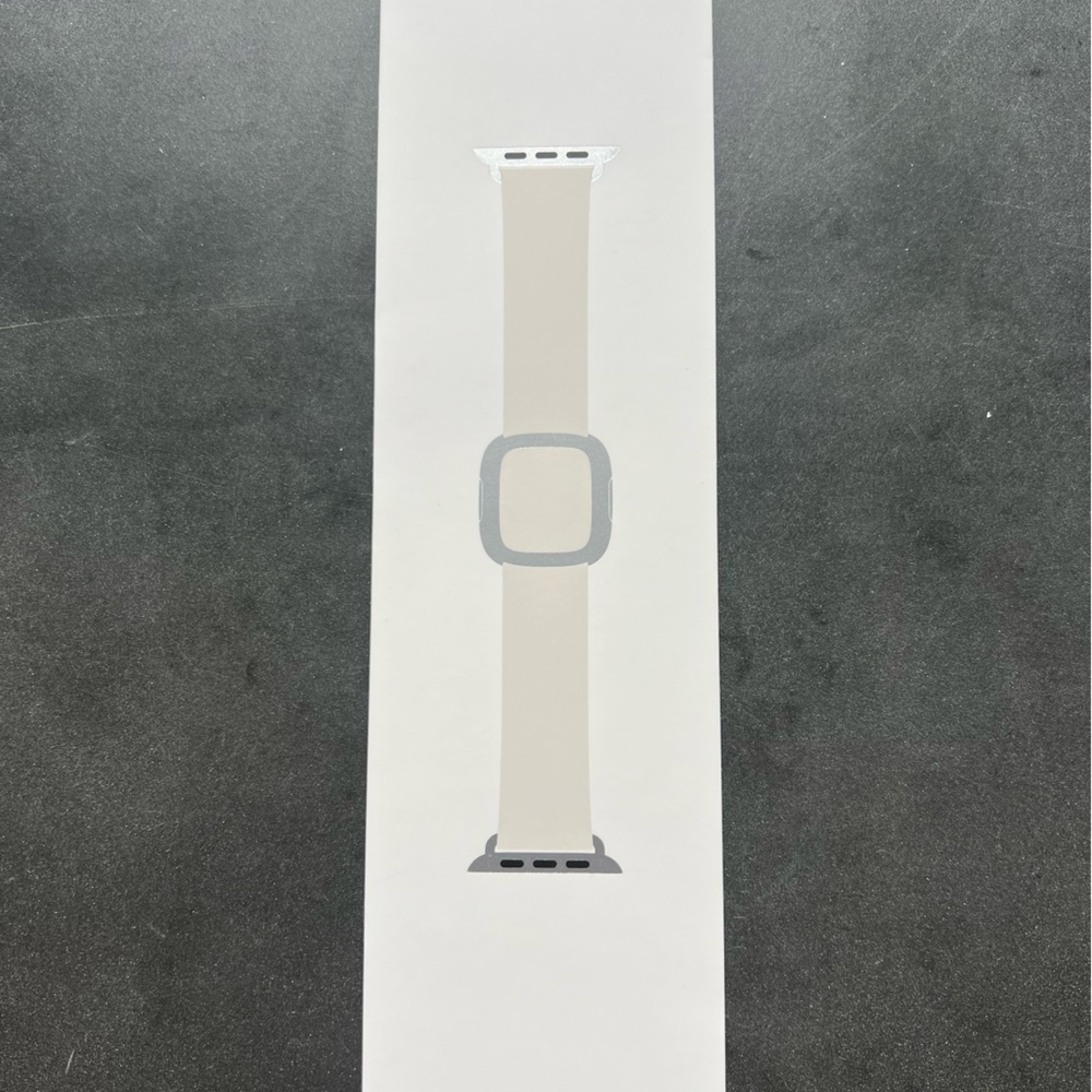 NWOT!! Apple Watch Modern Buckle Band in Chalk